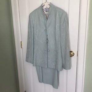 Womens suite with small lapel stain